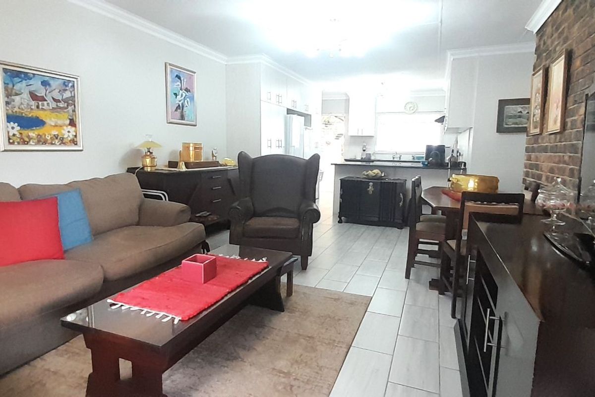 Townhouse For Sale in Noordheuwel - Photo 4