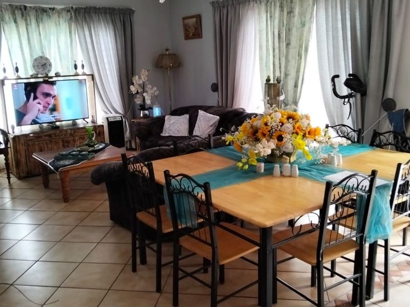 House For Sale in Beaconsfield - Photo 3