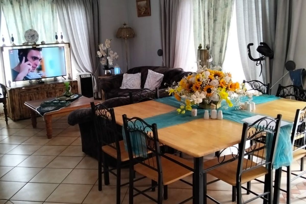 House For Sale in Beaconsfield - Photo 3