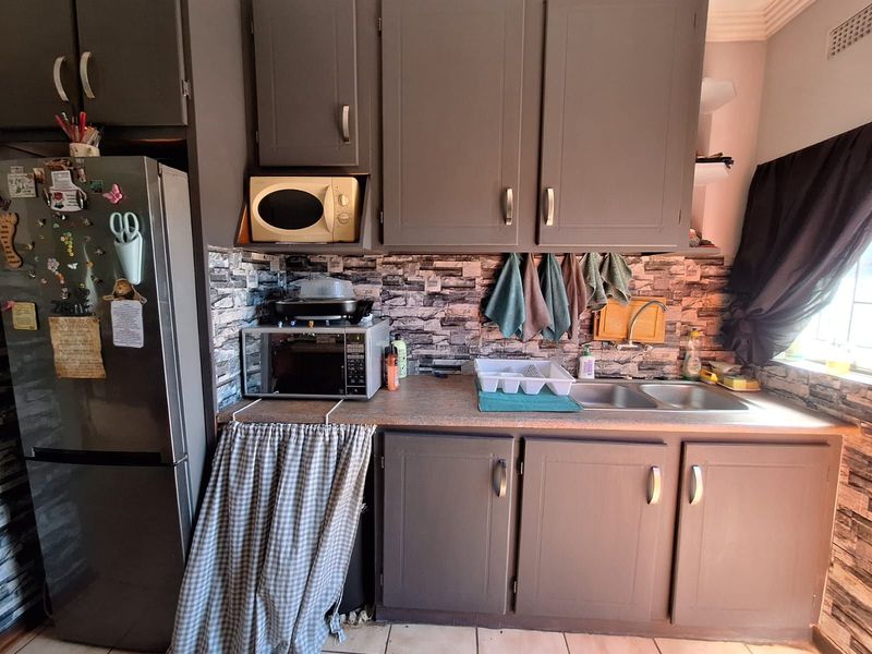 House For Sale in Beaconsfield - Photo 9