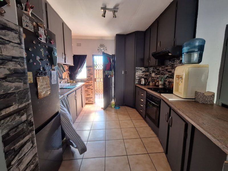 House For Sale in Beaconsfield - Photo 8