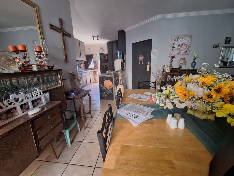 House For Sale in Beaconsfield - Photo 5