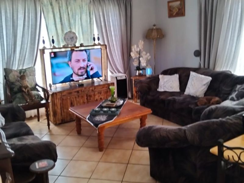 House For Sale in Beaconsfield - Photo 2