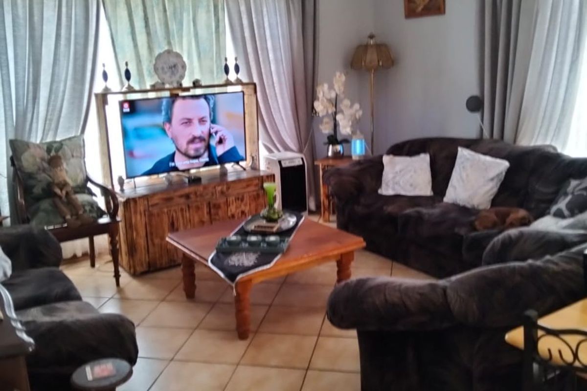 House For Sale in Beaconsfield - Photo 2