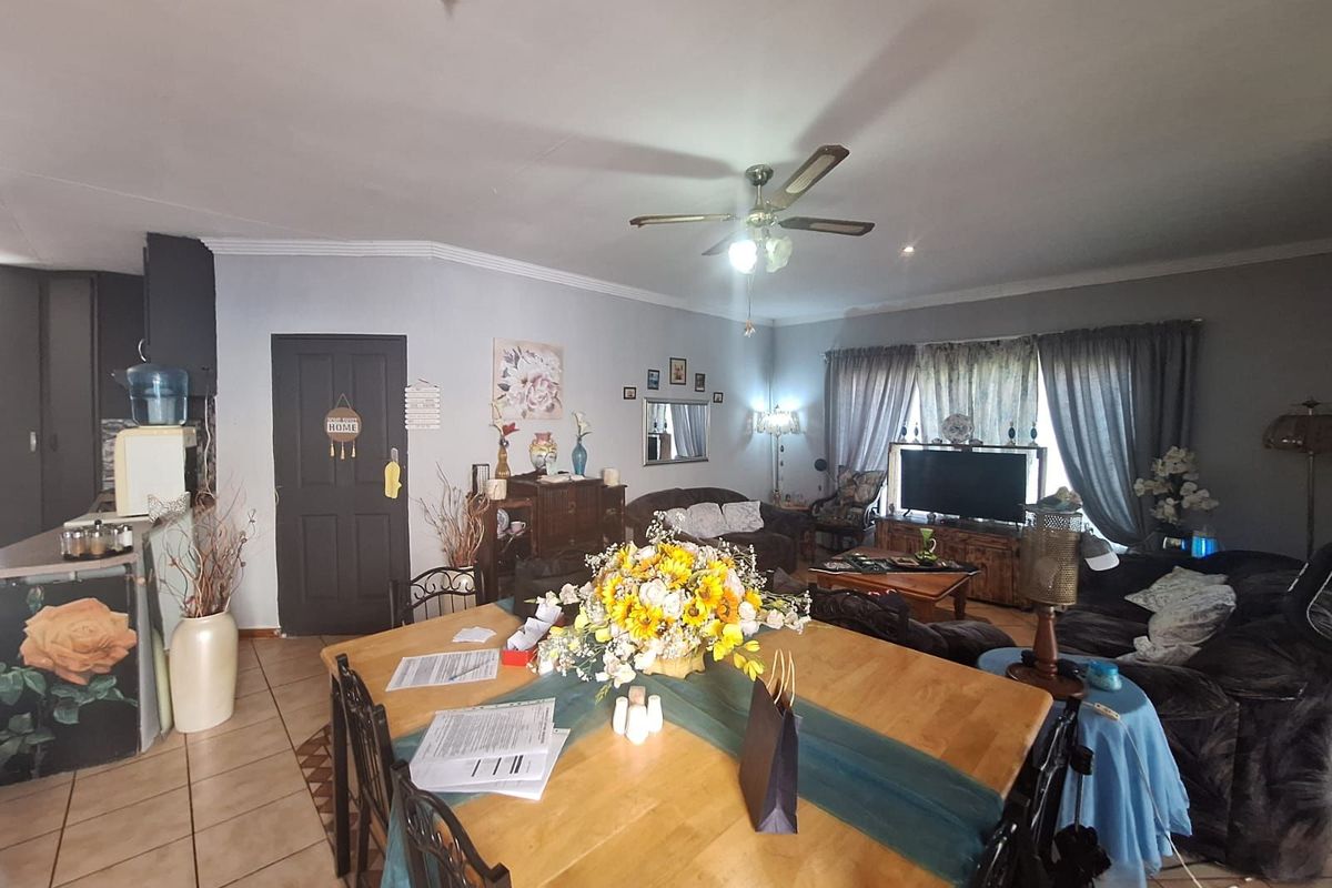 House For Sale in Beaconsfield - Photo 4