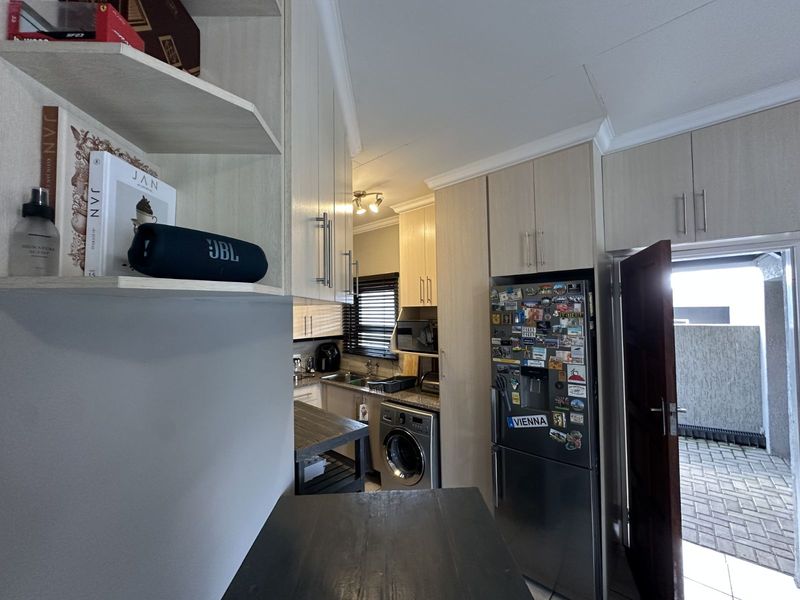 Townhouse For Sale in Terra Nova - Photo 5