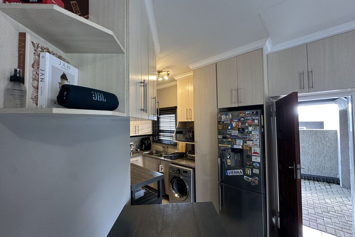 Townhouse For Sale in Terra Nova - Photo 5