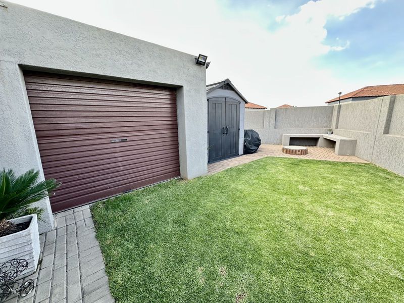 Townhouse For Sale in Terra Nova - Photo 2