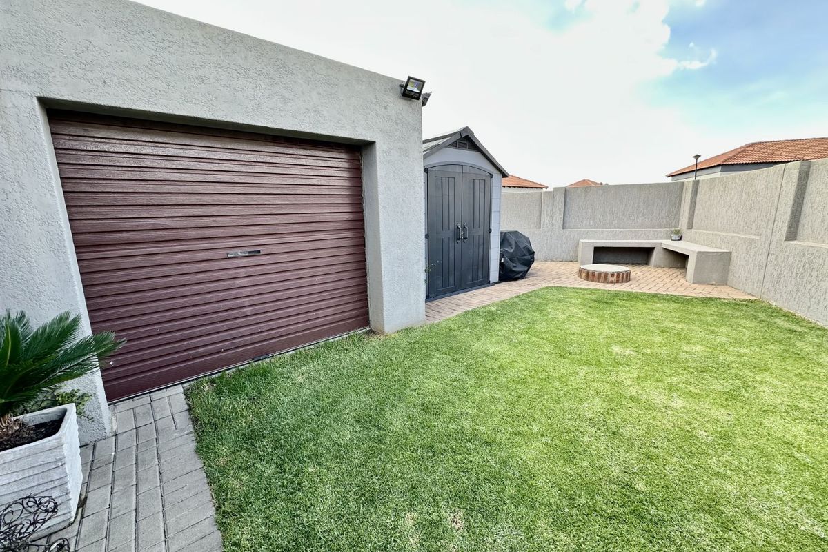 Townhouse For Sale in Terra Nova - Photo 2