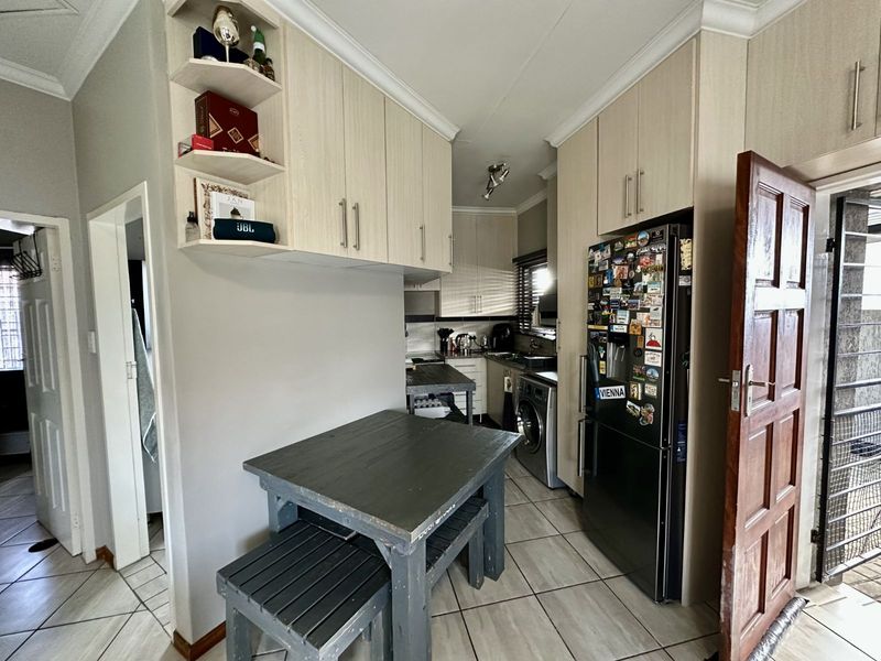 Townhouse For Sale in Terra Nova - Photo 4