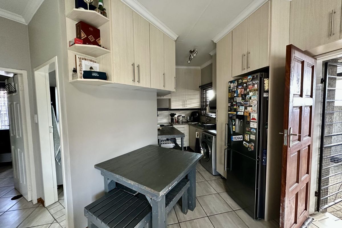 Townhouse For Sale in Terra Nova - Photo 4