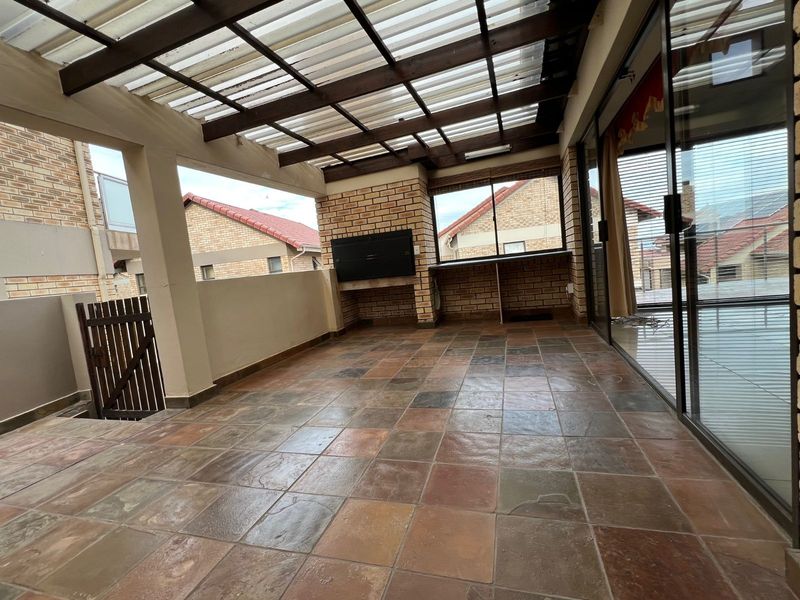 Townhouse For Sale in Seemeeu Park - Photo 10