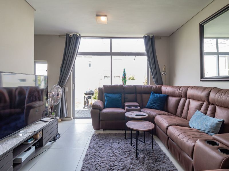 Townhouse For Sale in Somerset Lakes - Photo 10