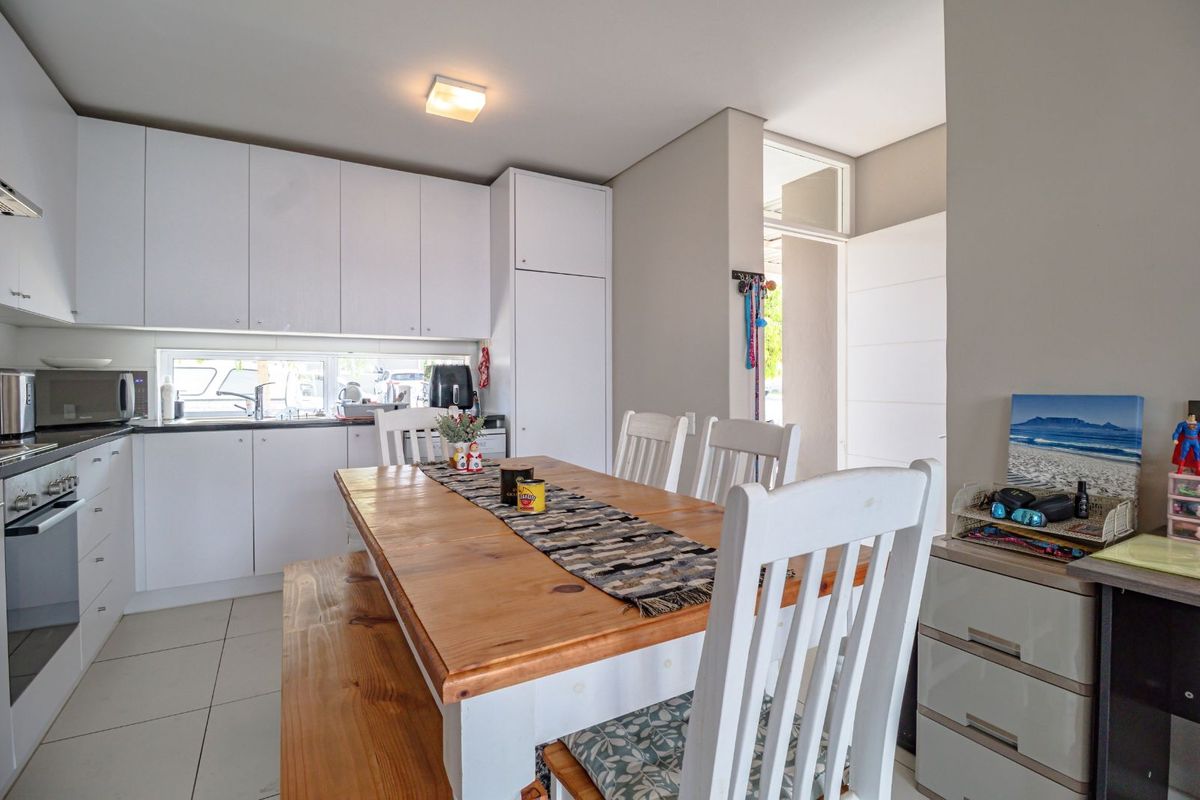 Townhouse For Sale in Somerset Lakes - Photo 4