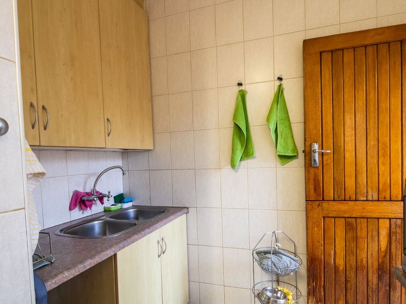 Townhouse For Sale in Sinoville - Photo 9