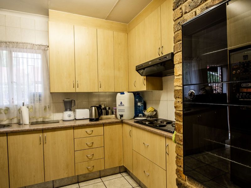 Townhouse For Sale in Sinoville - Photo 8