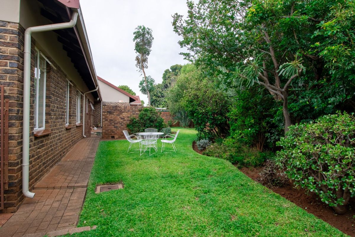 Townhouse For Sale in Sinoville - Photo 3