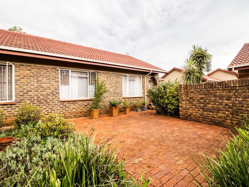 Townhouse For Sale in Sinoville - Photo 4