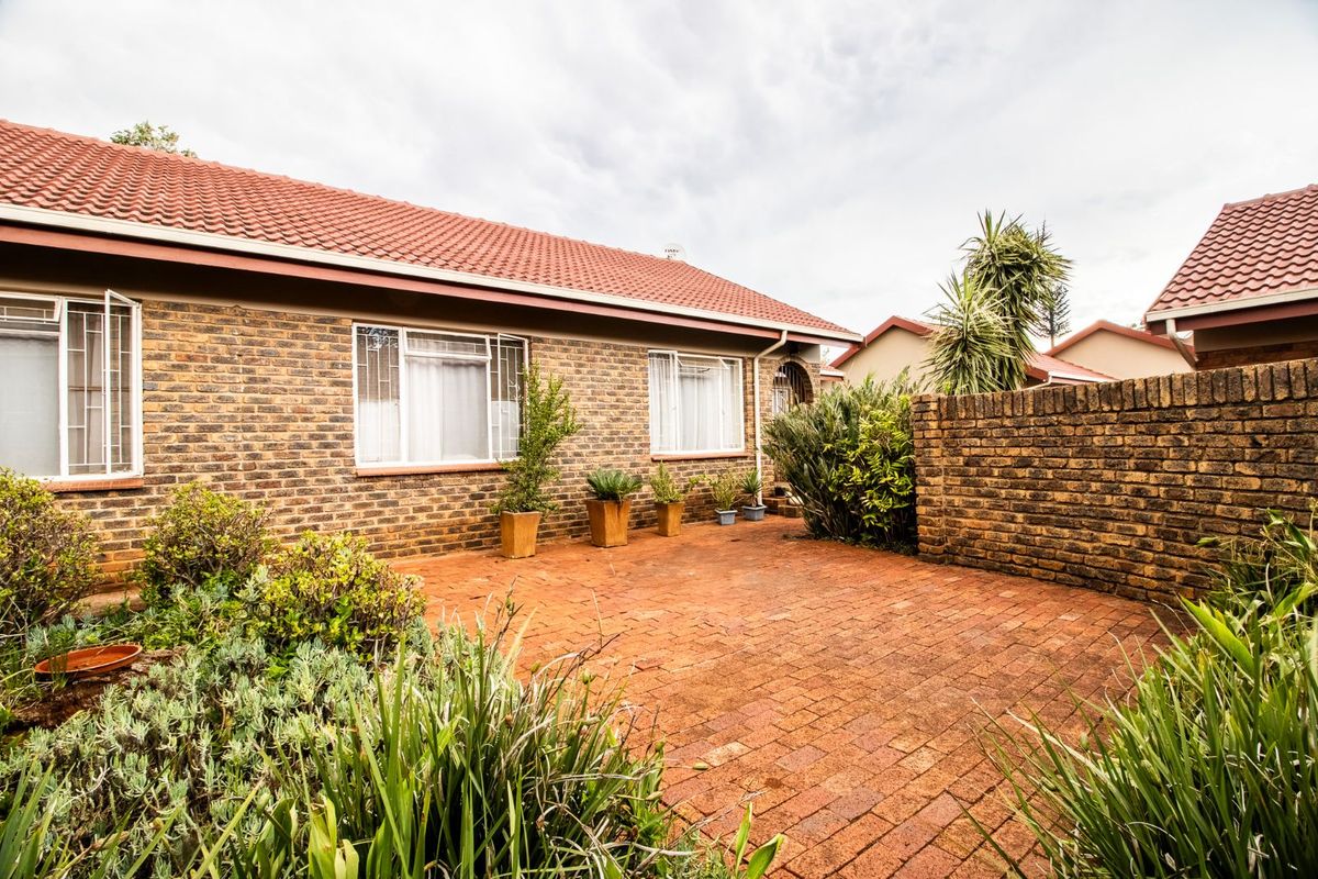 Townhouse For Sale in Sinoville - Photo 4