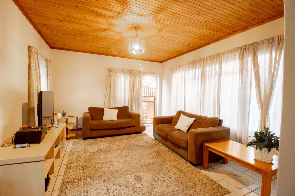 Townhouse For Sale in Sinoville - Photo 5