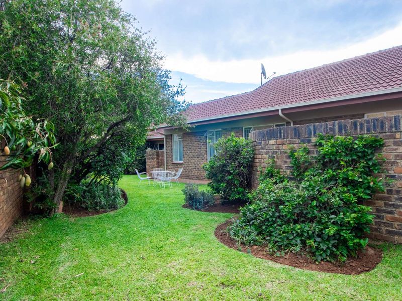 Townhouse For Sale in Sinoville - Photo 2