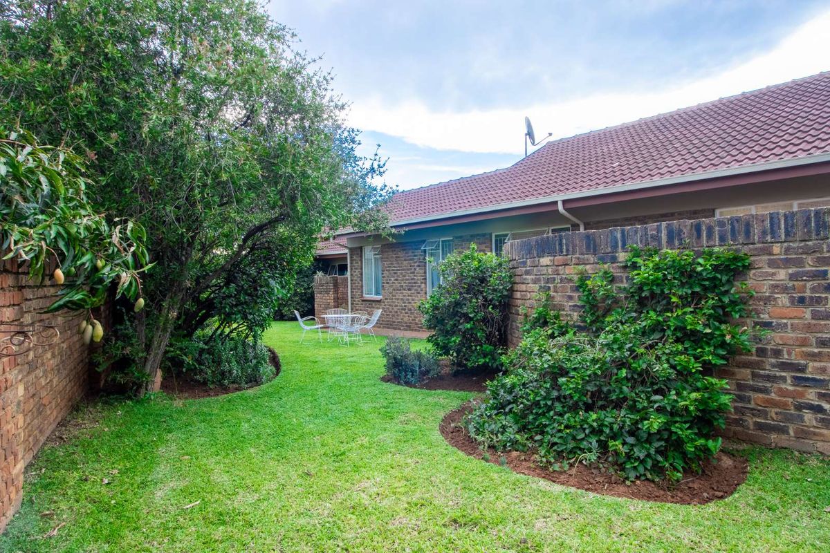 Townhouse For Sale in Sinoville - Photo 2