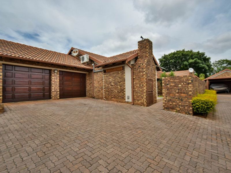 Townhouse For Sale in Sinoville - Photo 2