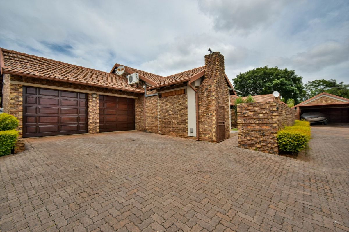 Townhouse For Sale in Sinoville - Photo 2