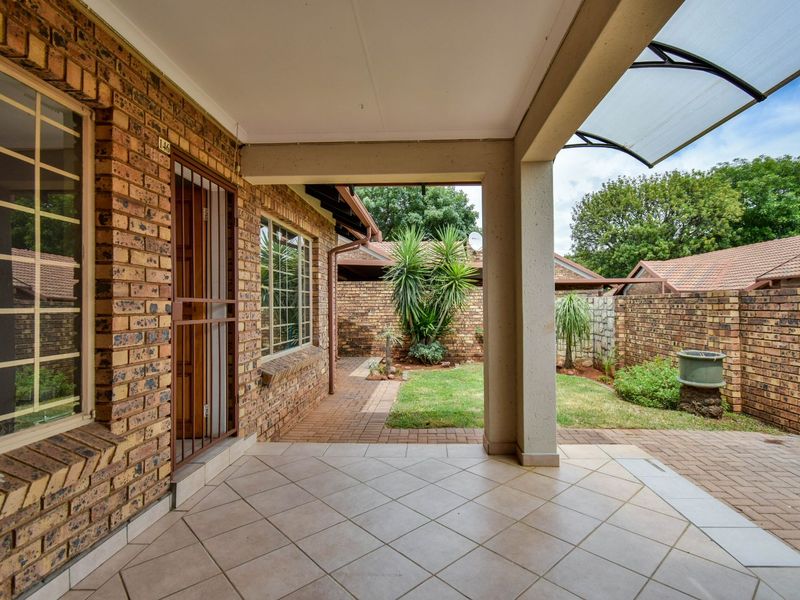 Townhouse For Sale in Sinoville - Photo 10