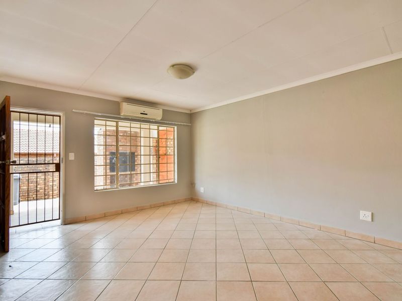 Townhouse For Sale in Sinoville - Photo 9