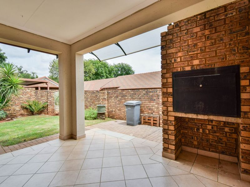 Townhouse For Sale in Sinoville - Photo 8