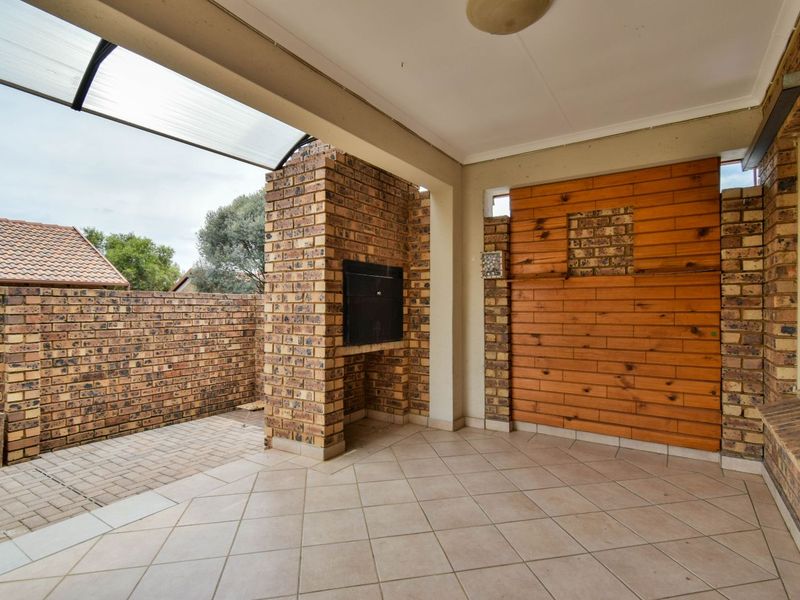 Townhouse For Sale in Sinoville - Photo 7