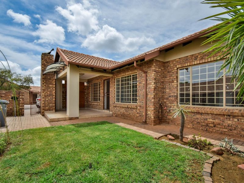 Townhouse For Sale in Sinoville - Photo 5