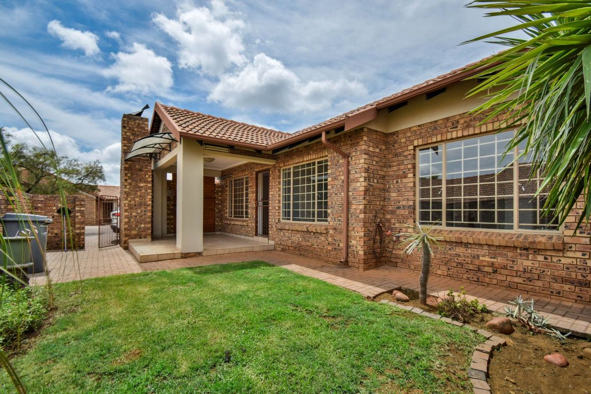 Townhouse For Sale in Sinoville - Photo 5