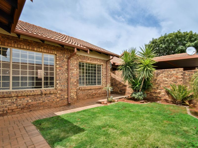 Townhouse For Sale in Sinoville - Photo 3