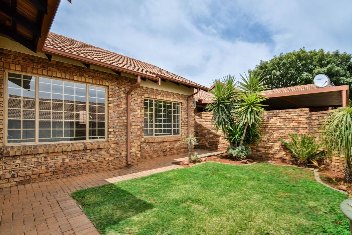 Townhouse For Sale in Sinoville - Photo 3