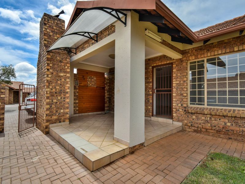 Townhouse For Sale in Sinoville - Photo 6