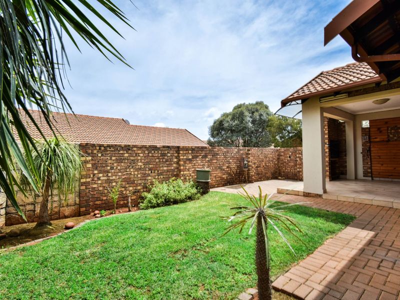 Townhouse For Sale in Sinoville - Photo 4