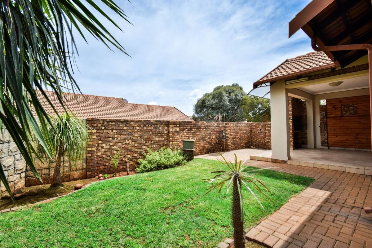 Townhouse For Sale in Sinoville - Photo 4