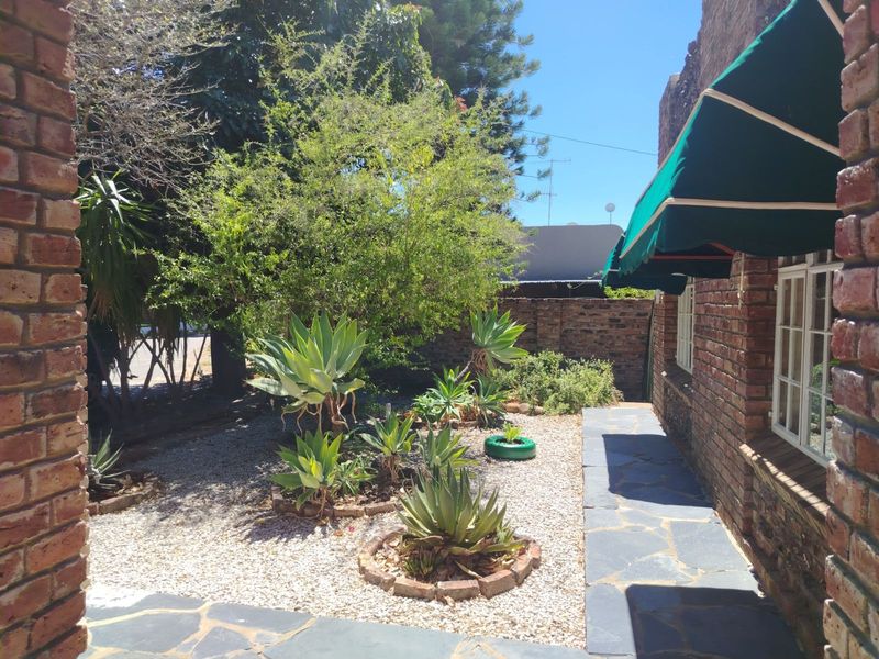 House For Sale in Graaff-Reinet Central - Photo 4