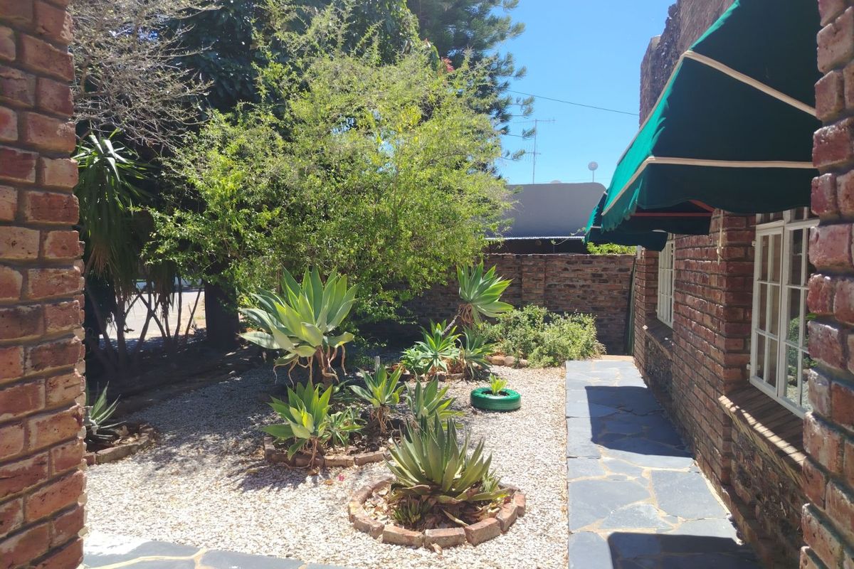 House For Sale in Graaff-Reinet Central - Photo 4