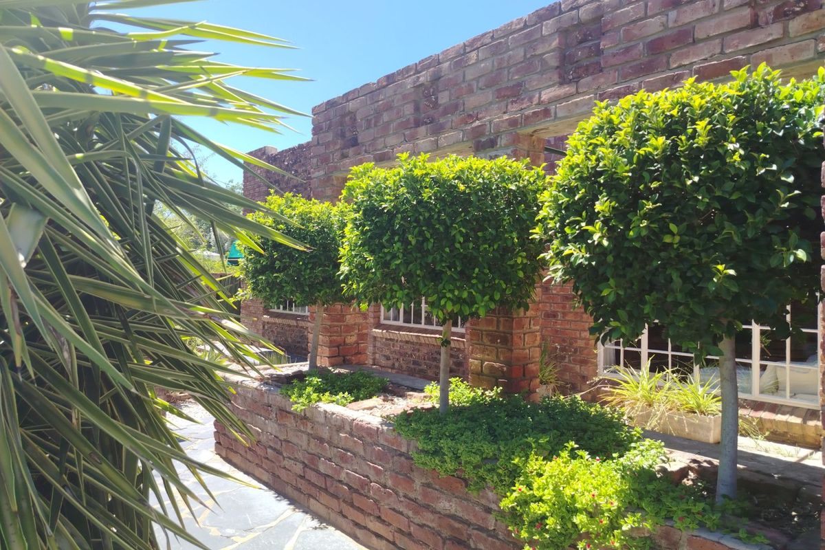 House For Sale in Graaff-Reinet Central - Photo 2