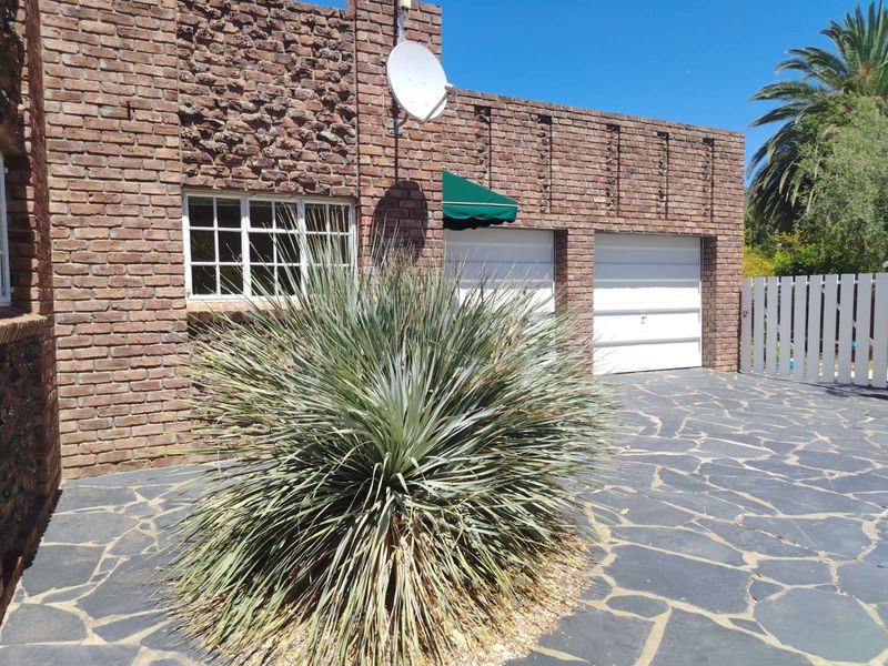 House For Sale in Graaff-Reinet Central - Photo 3