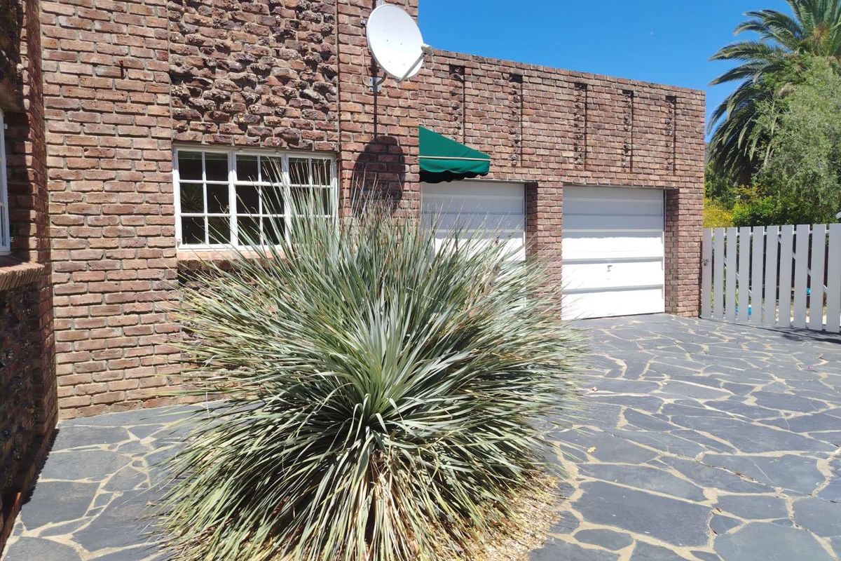 House For Sale in Graaff-Reinet Central - Photo 3