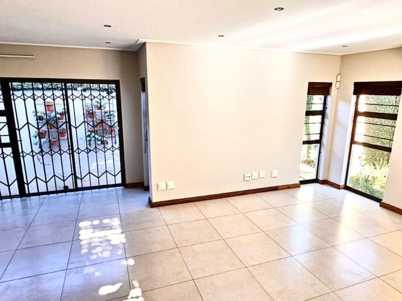 Townhouse To Rent in Menlo Park - Photo 2