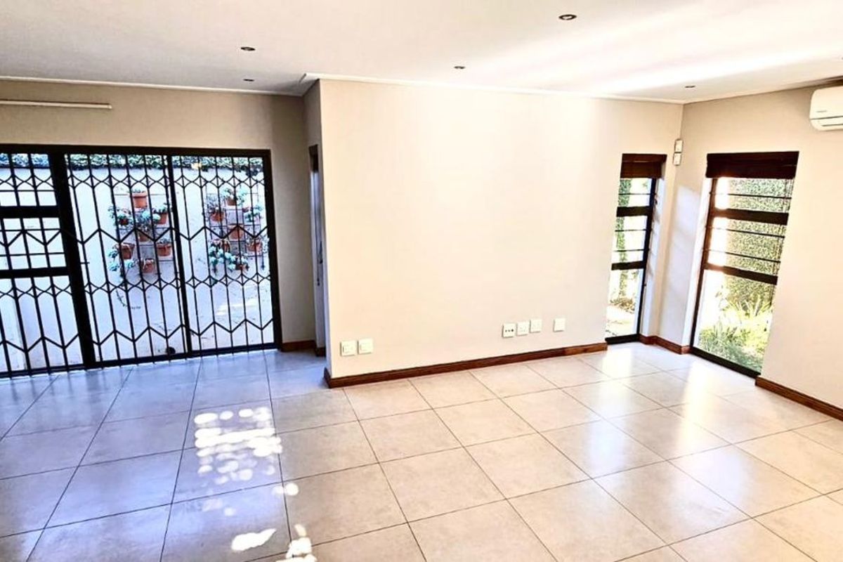 Townhouse To Rent in Menlo Park - Photo 2