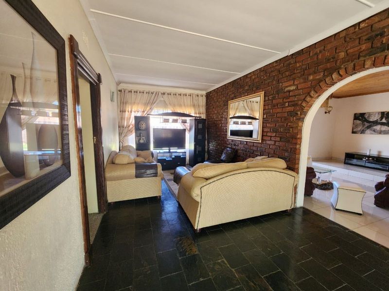 House For Sale in Riviera - Photo 3