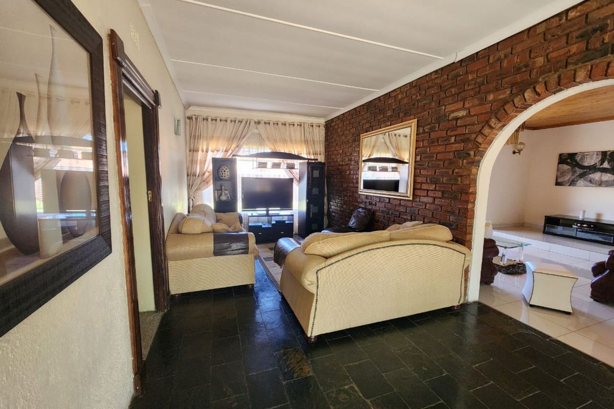 House For Sale in Riviera - Photo 3