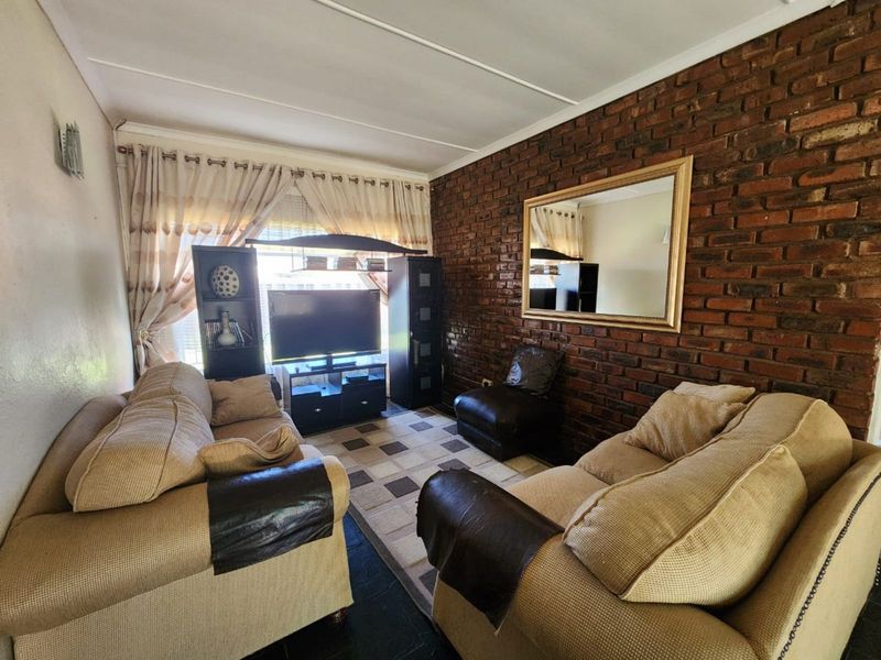 House For Sale in Riviera - Photo 2