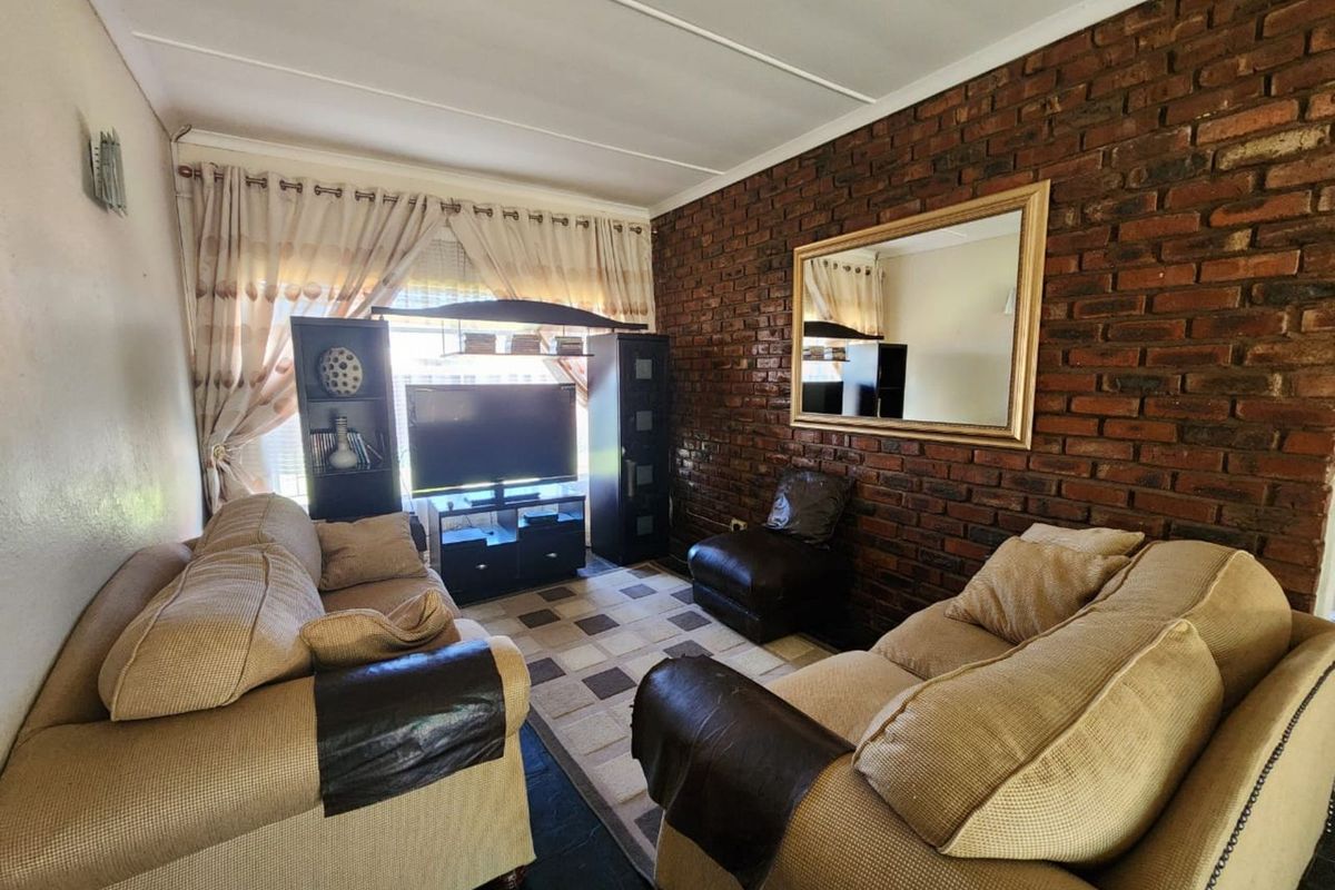 House For Sale in Riviera - Photo 2